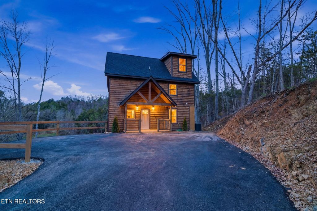 Photo of 893 Beverly Hills Drive, Sevierville, TN 37862 (MLS # 1333266)