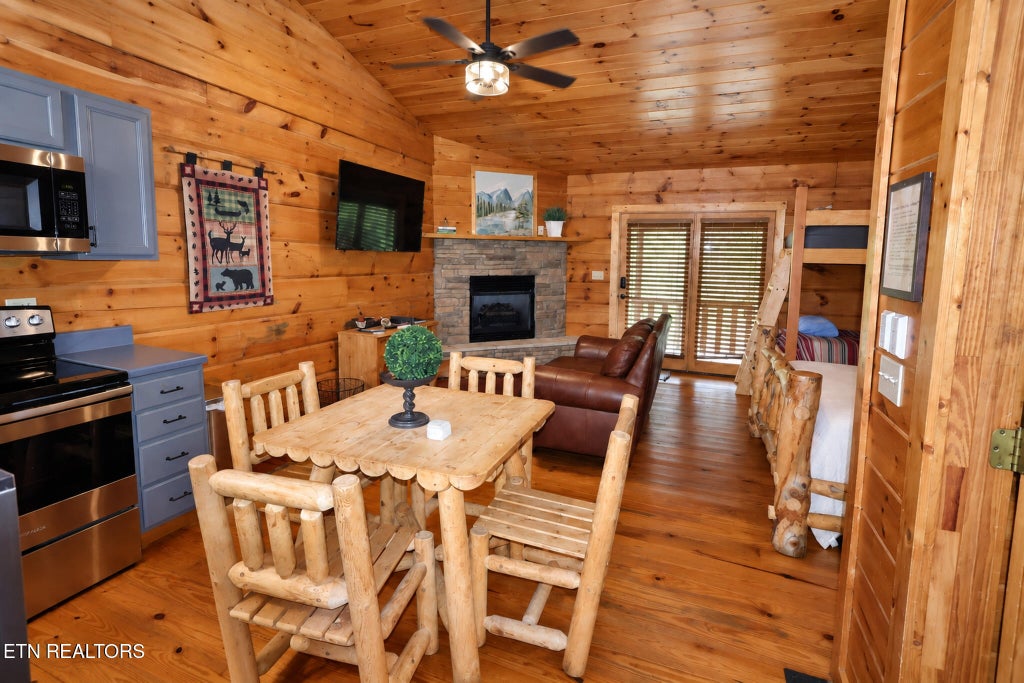 Photo of 211 Old Bridge Rd #Cabin 14, Townsend, TN 37882 (MLS # 1356742)