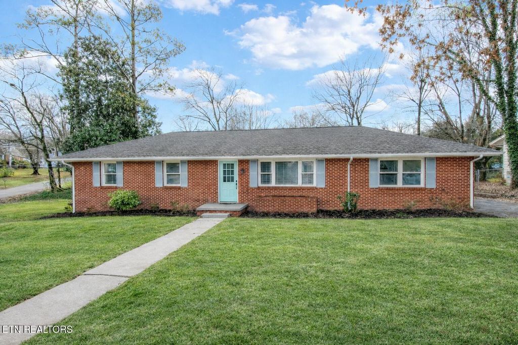 Photo of 1202 Tapoco Ave, Maryville, TN 37801 (MLS # 1323766)