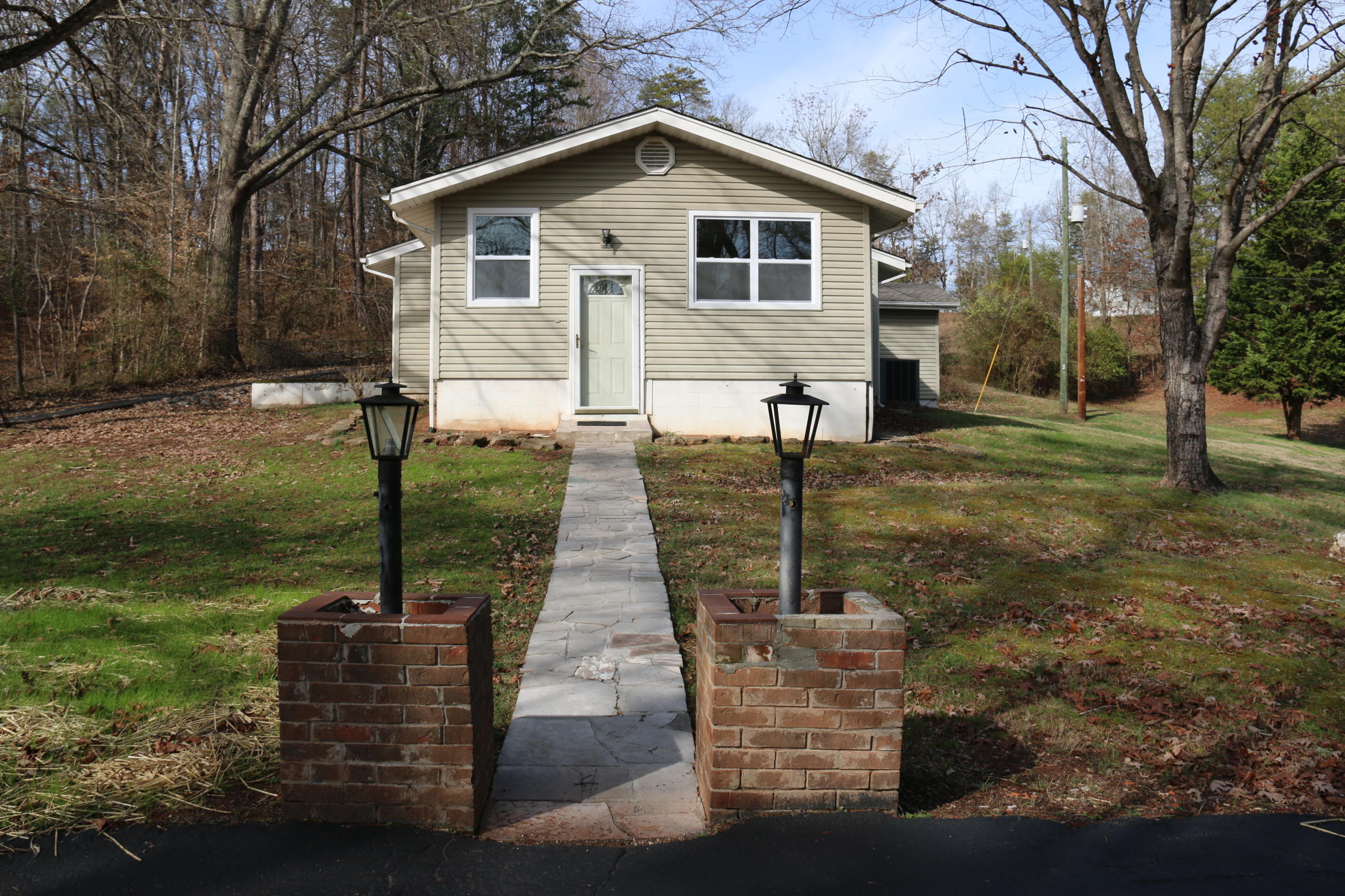 Photo 1 of 40 — 921 Deaderick Rd, Knoxville, TN 37920