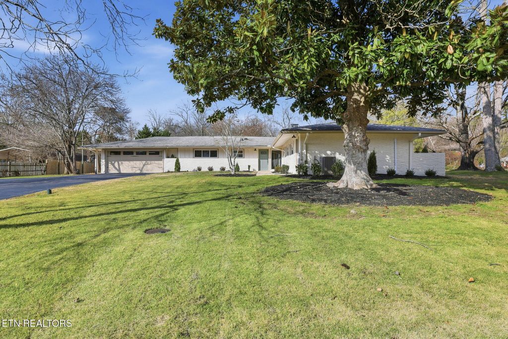 Photo of 6815 Dorchester Drive, Knoxville, TN 37909 (MLS # 1324006)