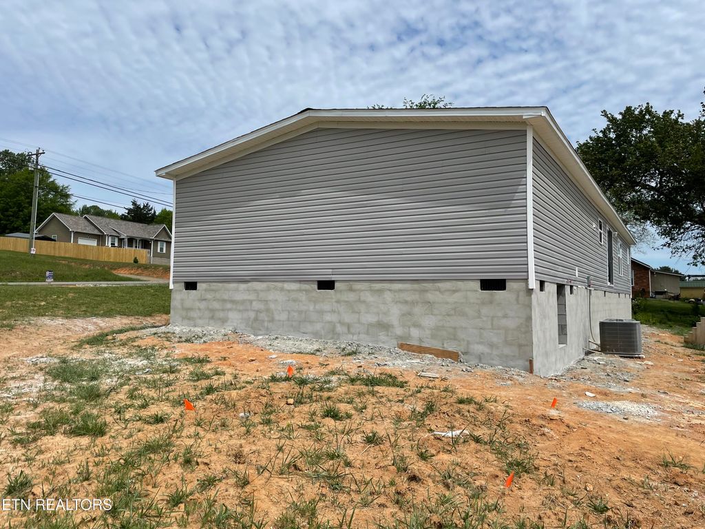 Photo of 418 Oak Grove Rd, Madisonville, TN 37354 (MLS # 1336266)