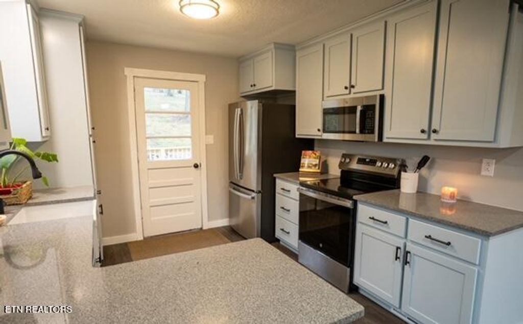 Photo of 210 E Winchester St, Rockwood, TN 37854 (MLS # 1290423)