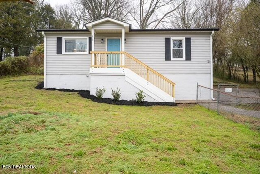 Photo of 210 E Winchester St, Rockwood, TN 37854 (MLS # 1290423)