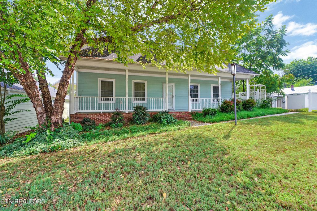 Photo of 116 W Gettysburg Ave, Oak Ridge, TN 37830 (MLS # 1306318)