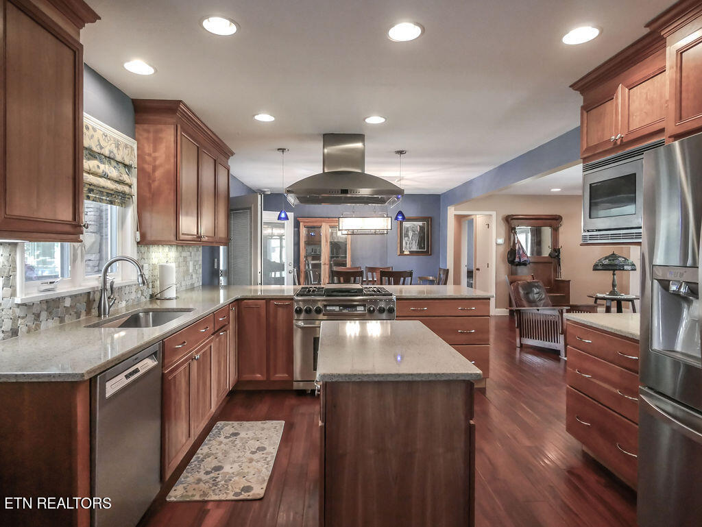 328 Lakeside Drive