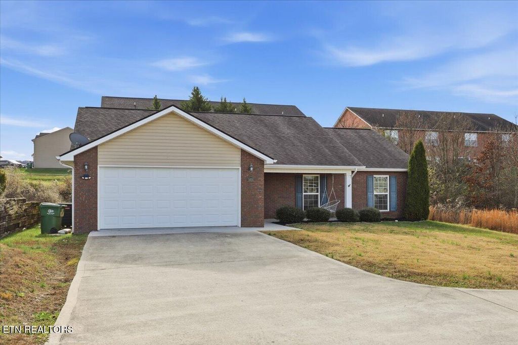 Photo of 1005 Ruscello Drive, Maryville, TN 37801 (MLS # 1324178)