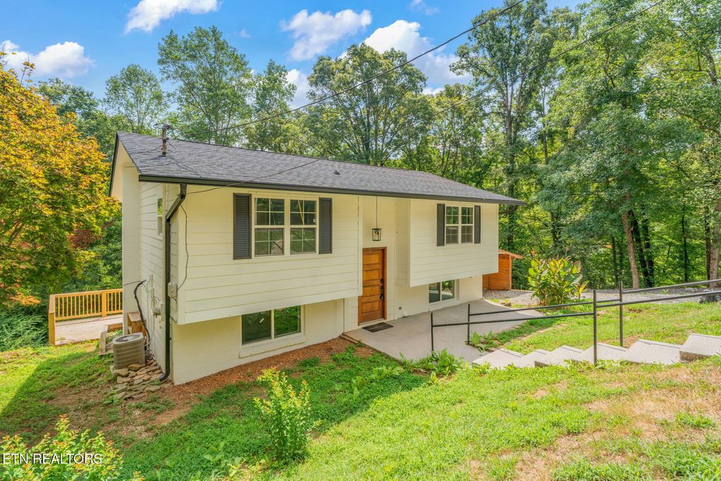 Photo of 357 Rolling Acres Drive, Rockwood, TN 37854 (MLS # 1312470)