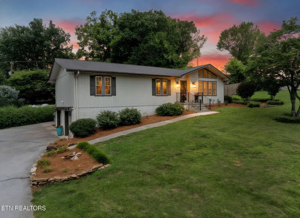 Photo of 1229 Southbreeze Circle, Knoxville, TN 37919 (MLS # 1344536)