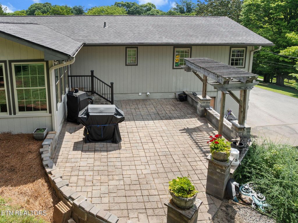 Photo of 1229 Southbreeze Circle, Knoxville, TN 37919 (MLS # 1344536)