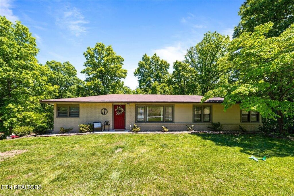 Photo of 905 Pinecrest Rd, Jacksboro, TN 37757 (MLS # 1339443)