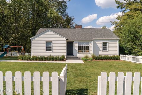 Photo of 6709 Crystal Lake Drive Drive, Knoxville, TN 37919 (MLS # 1320829)