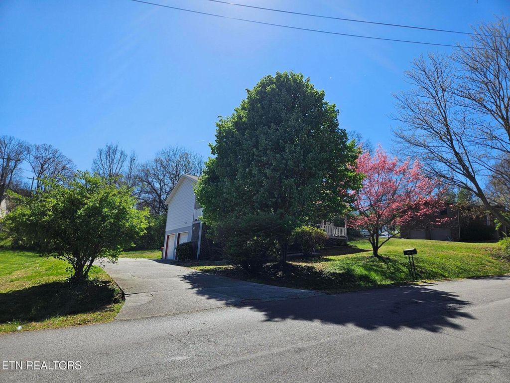 Photo of 1802 Highland Rd, Maryville, TN 37801 (MLS # 1334571)