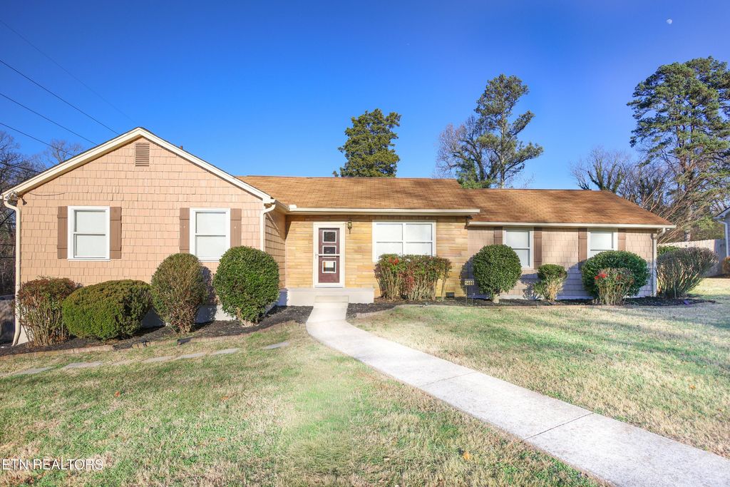 Photo of 1400 Whitower Drive, Knoxville, TN 37919 (MLS # 1325091)