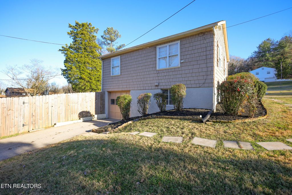 Photo of 1400 Whitower Drive, Knoxville, TN 37919 (MLS # 1325091)