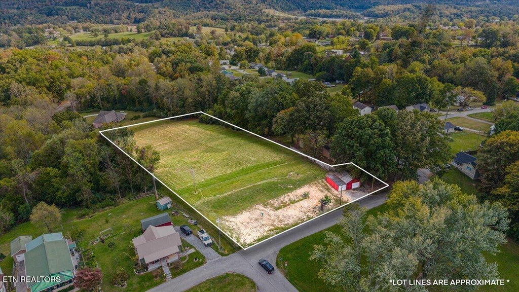 Photo of 109 W Kentucky Ave, LaFollette, TN 37766 (MLS # 1359479)