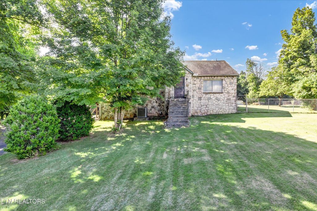 Photo of 912 E Hendron Chapel Rd, Knoxville, TN 37920 (MLS # 1330089)