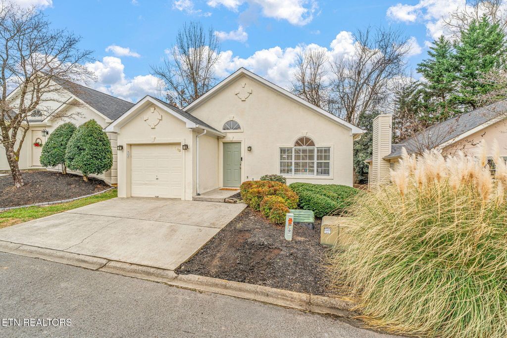 Photo of 1633 Chenoweth Circle, Knoxville, TN 37909 (MLS # 1326033)