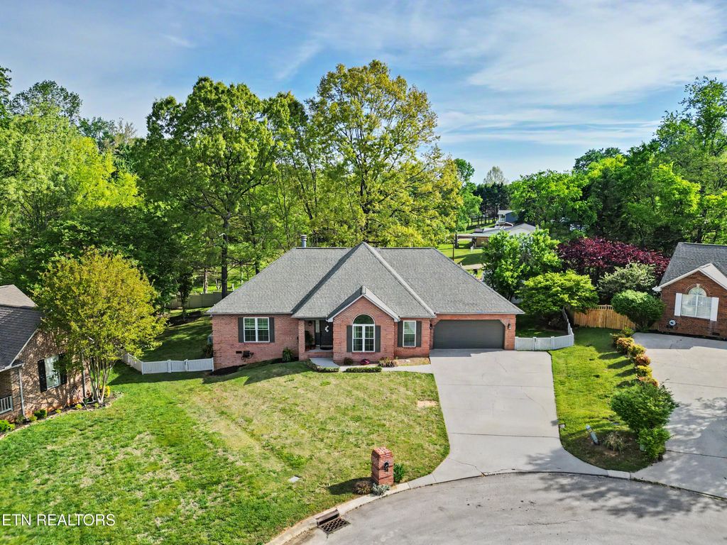 Photo of 113 Green Briar Circle, Maryville, TN 37803 (MLS # 1337165)
