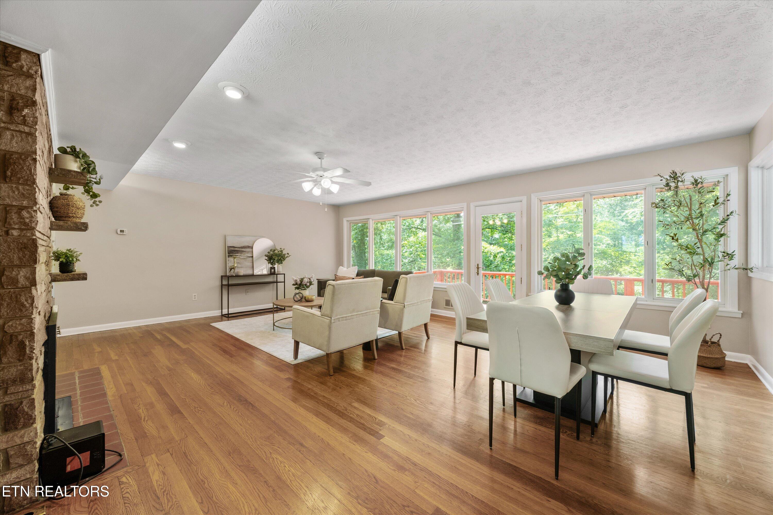 386 East Drive