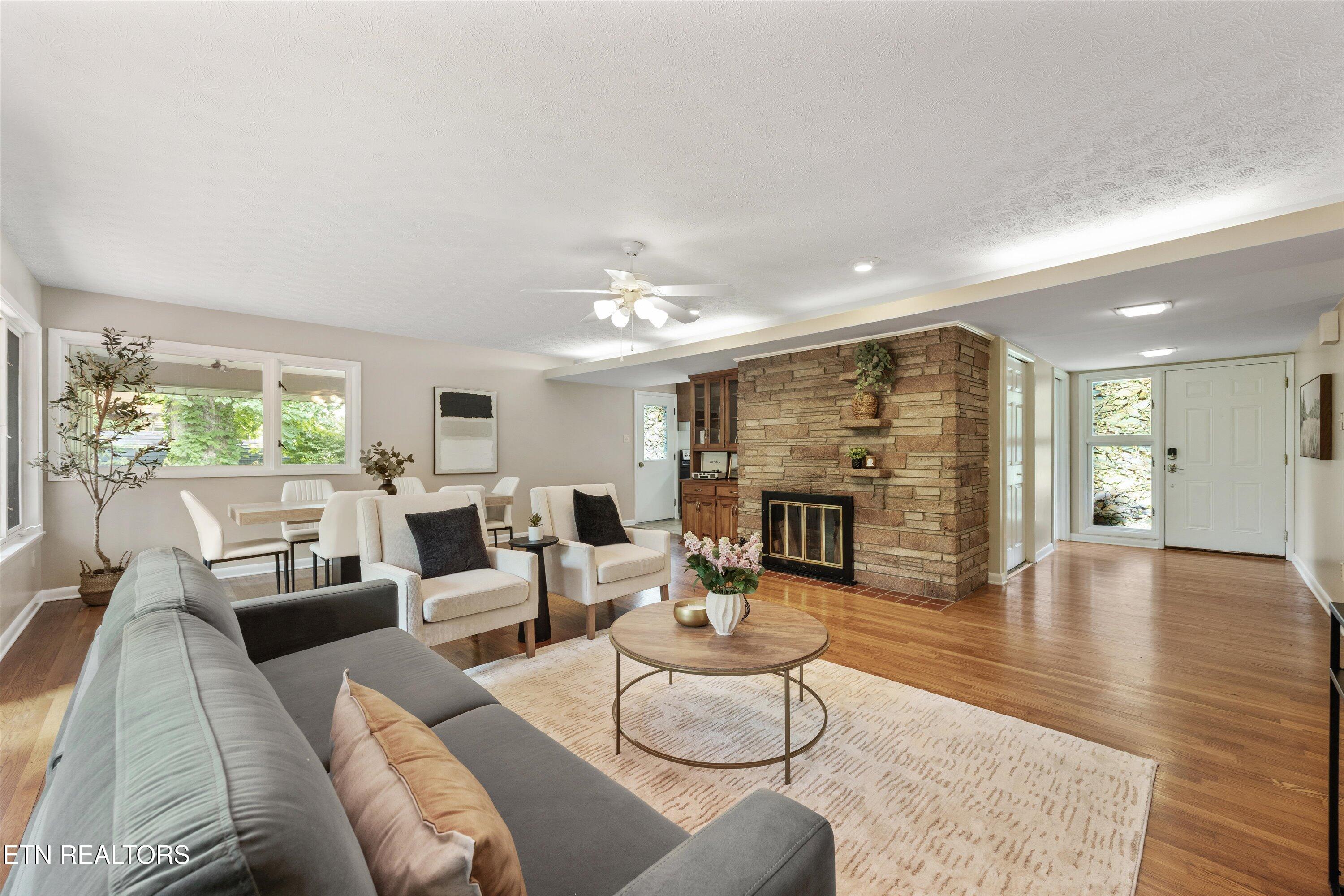 386 East Drive