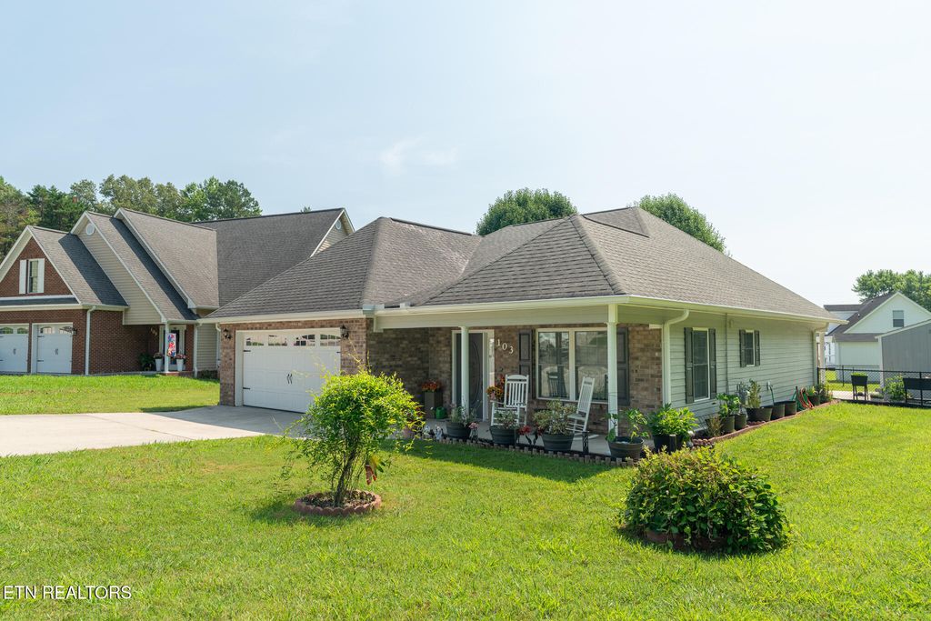 Photo of 103 Robinson Court, Oliver Springs, TN 37840 (MLS # 1306386)