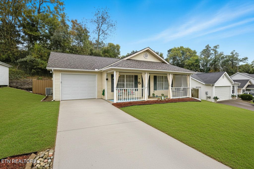 Photo of 131 Emerald Court Place, Lenoir City, TN 37771 (MLS # 1316315)