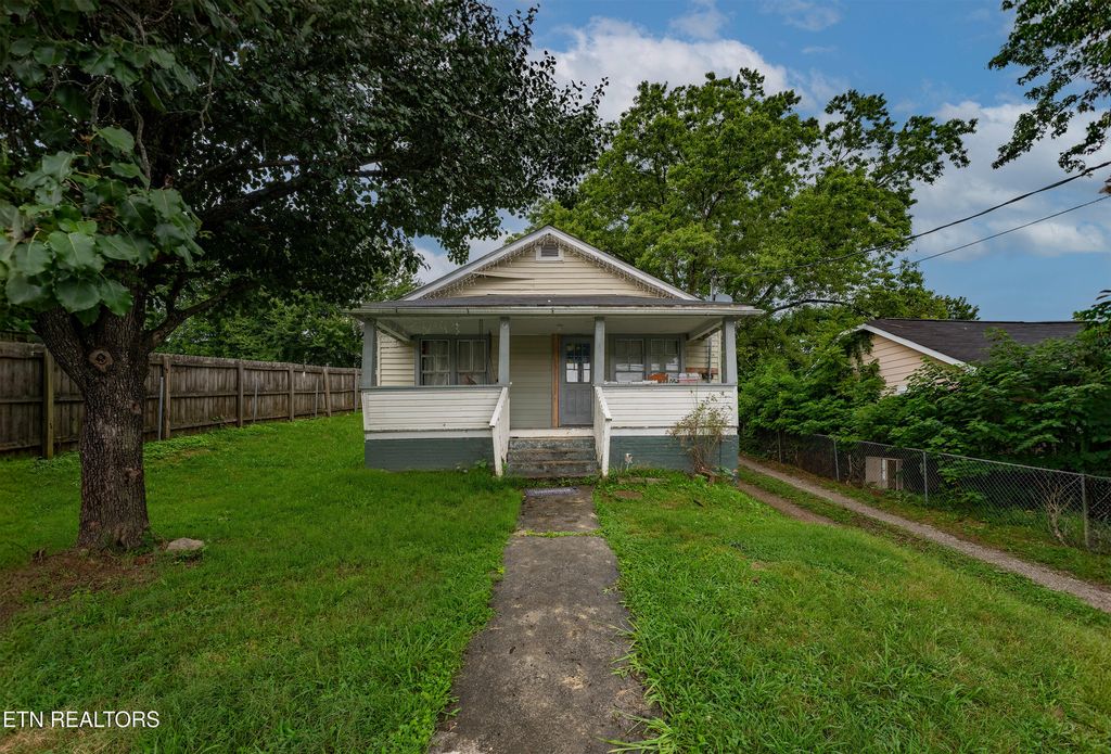 Photo of 713 Unaka St, Harriman, TN 37748 (MLS # 1322112)