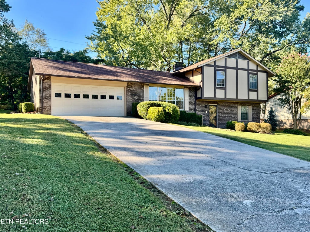 Photo of 910 Lakewood Drive, Jefferson City, TN 37760 (MLS # 1359099)
