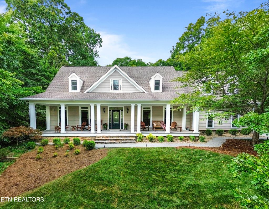 Photo of 186 Lake Crest Drive, Lenoir City, TN 37772 (MLS # 1308499)