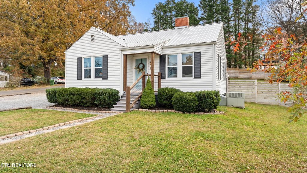 Photo of 1910 Cureton Ave, Maryville, TN 37804 (MLS # 1322481)