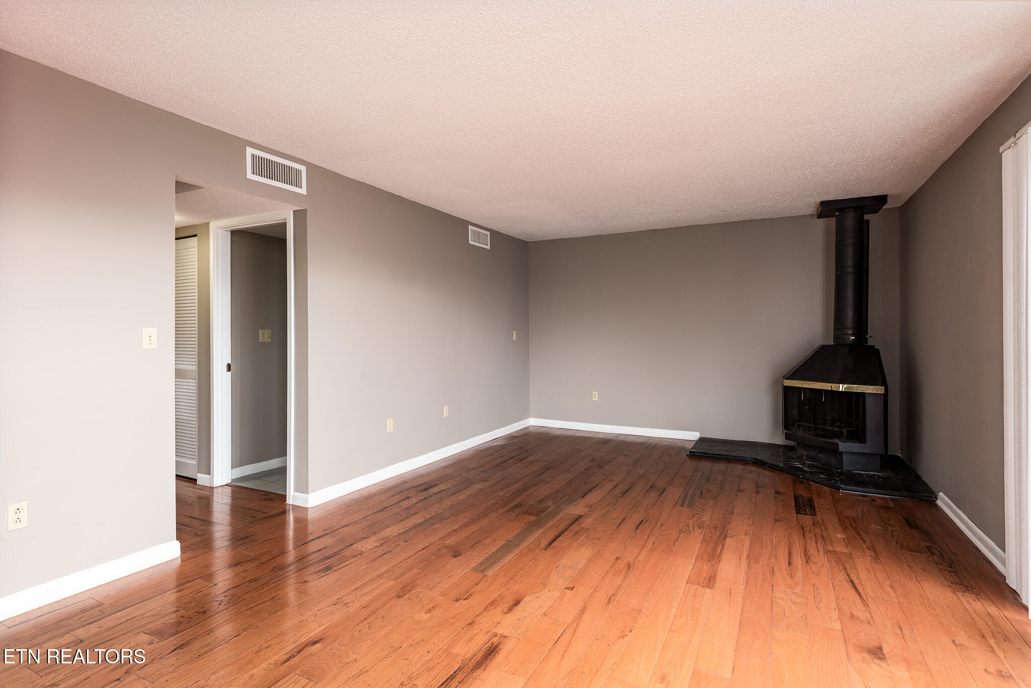 Knoxville, Tennessee 37920, United States, 2 Bedrooms Bedrooms, ,3 BathroomsBathrooms,Residential,Active,2350