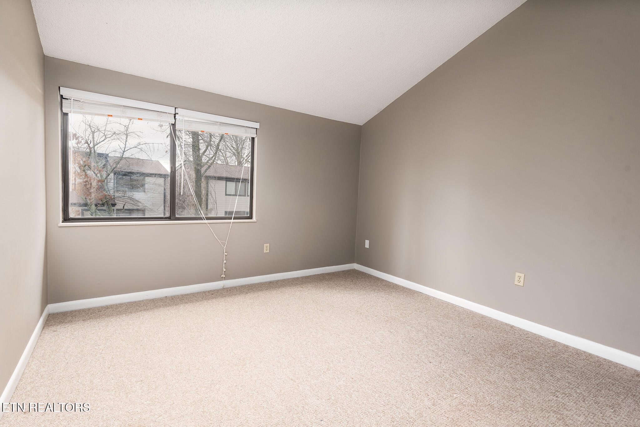 Knoxville, Tennessee 37920, United States, 2 Bedrooms Bedrooms, ,3 BathroomsBathrooms,Residential,Active,2350