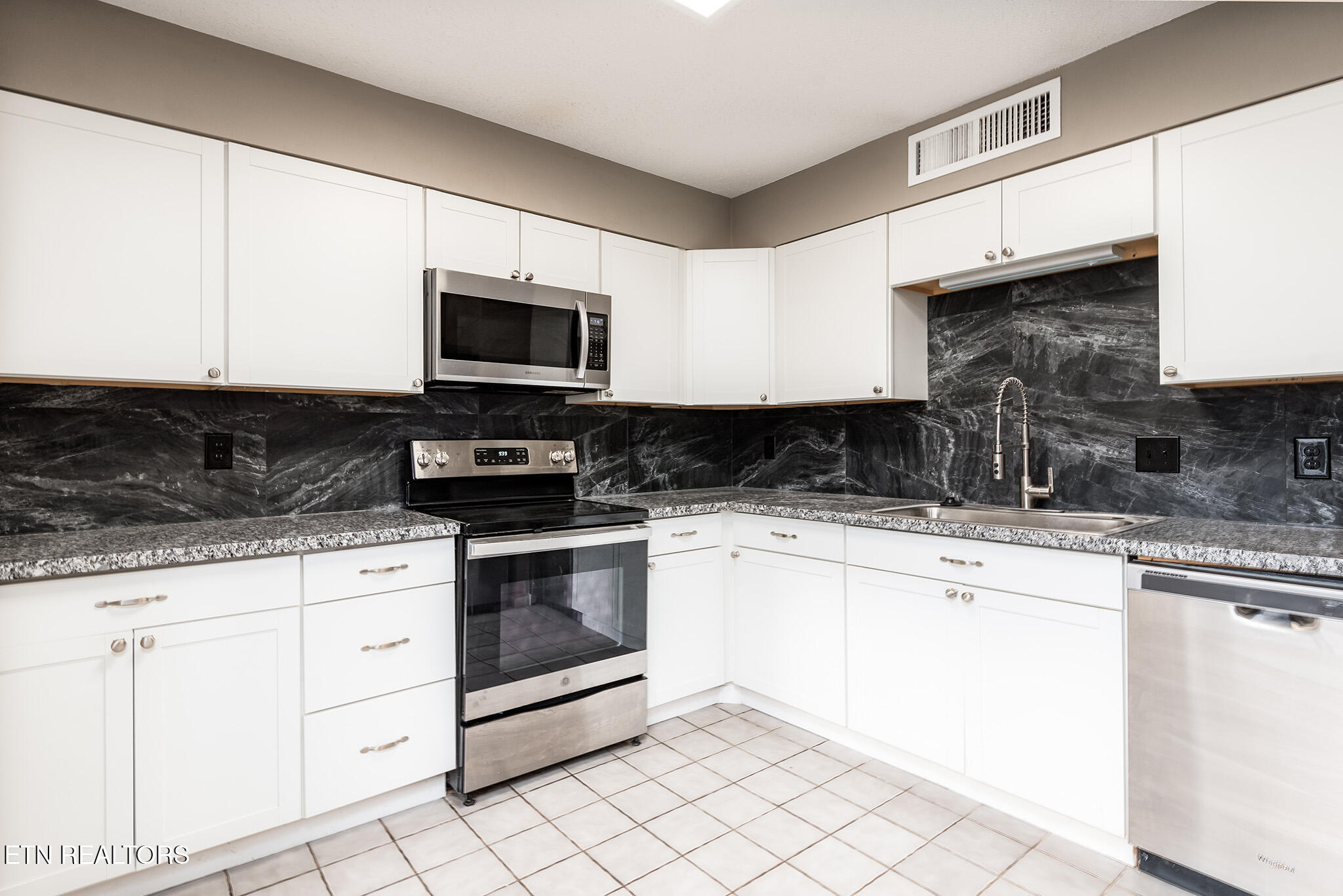 Knoxville, Tennessee 37920, United States, 2 Bedrooms Bedrooms, ,3 BathroomsBathrooms,Residential,Active,2350