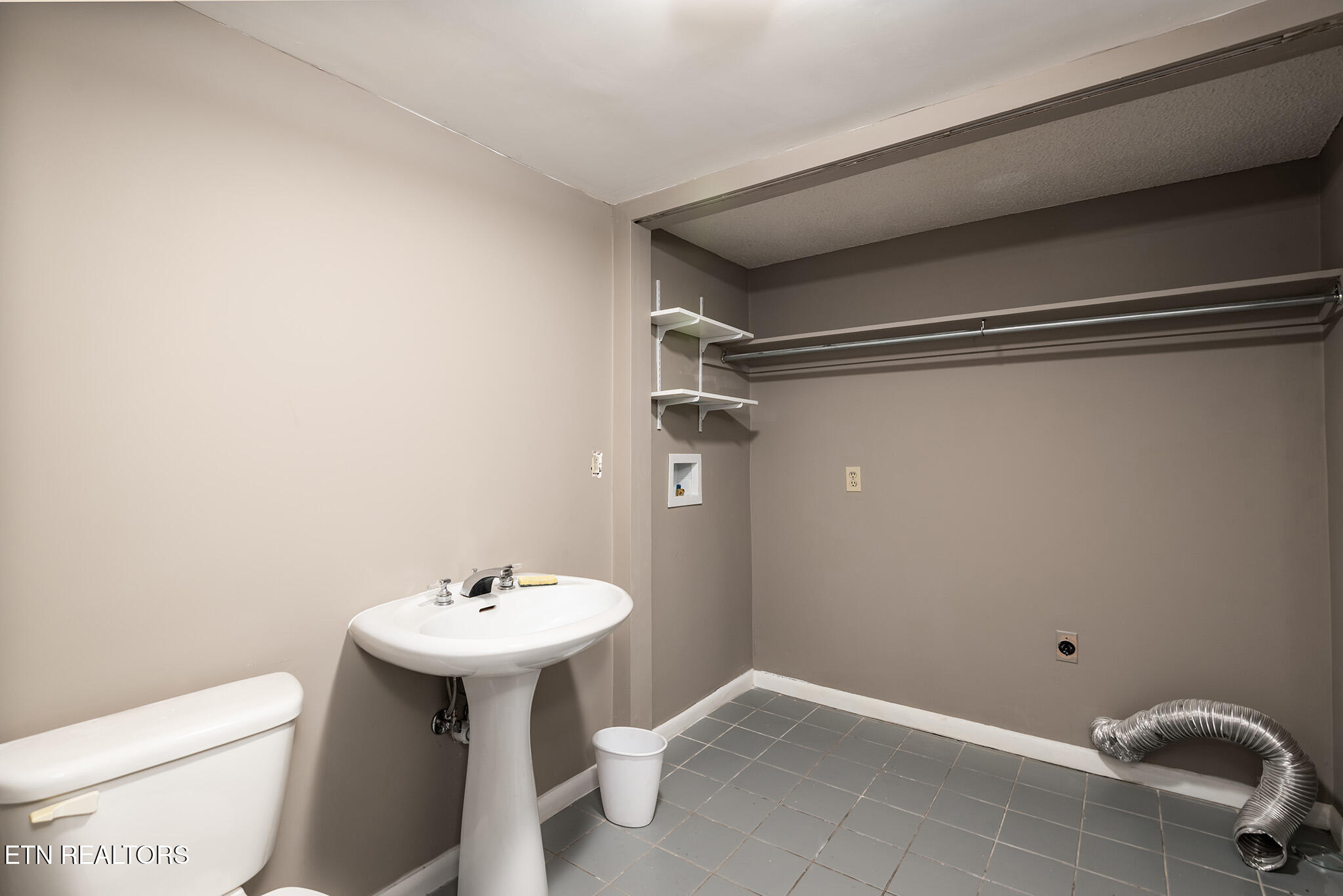 Knoxville, Tennessee 37920, United States, 2 Bedrooms Bedrooms, ,3 BathroomsBathrooms,Residential,Active,2350