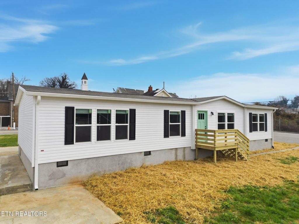 Photo of 725 Siluria St, Harriman, TN 37748 (MLS # 1322849)