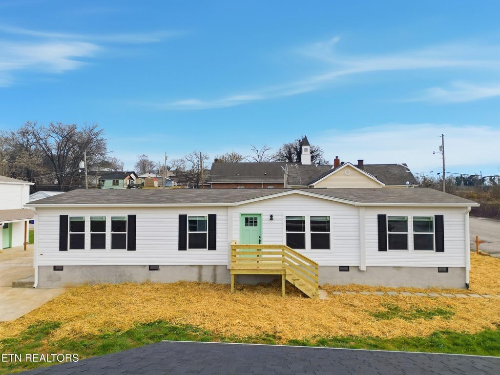 Photo of 725 Siluria St, Harriman, TN 37748 (MLS # 1322849)