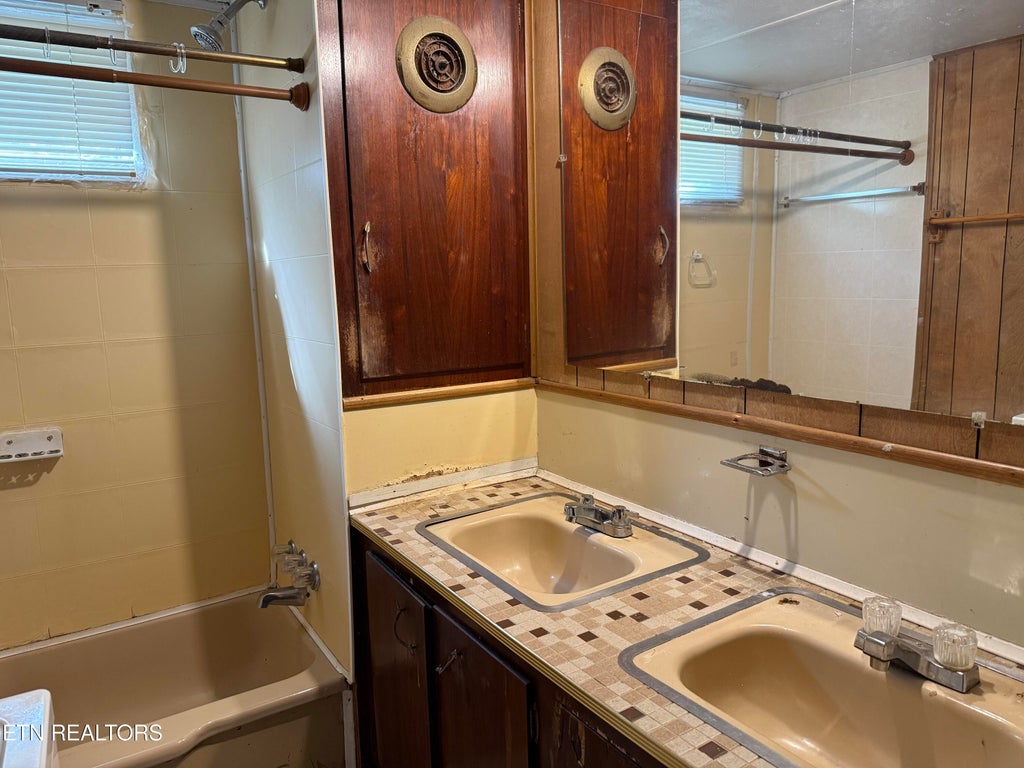 Photo of 119 Old Airport Rd, Oakdale, TN 37829 (MLS # 1359543)