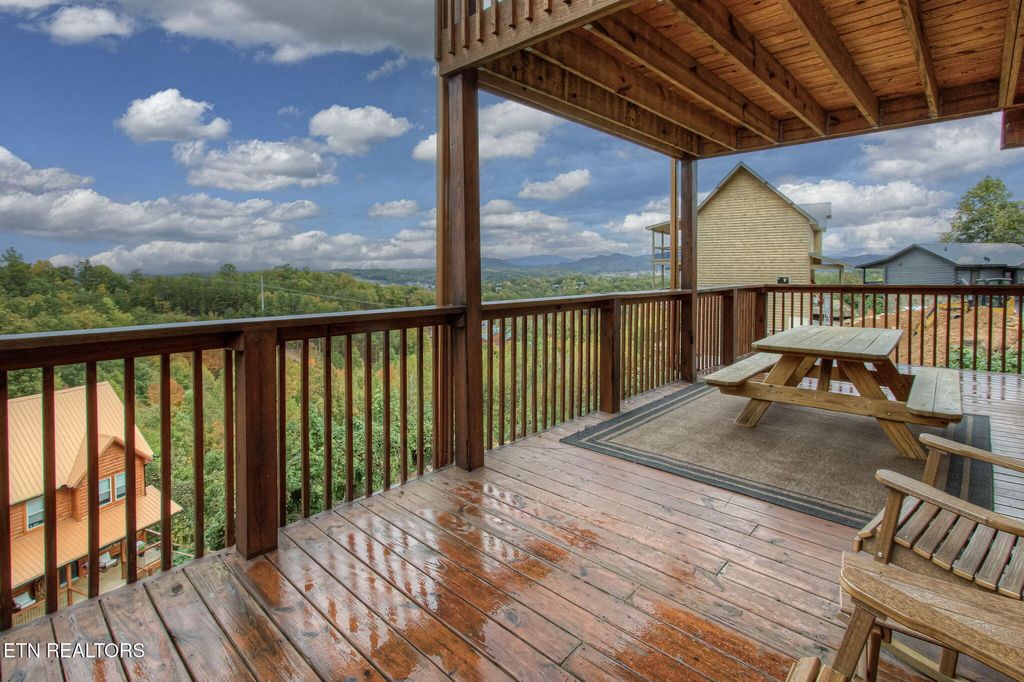 Photo of 3309 Pine Peak Way, Sevierville, TN 37862 (MLS # 1319344)