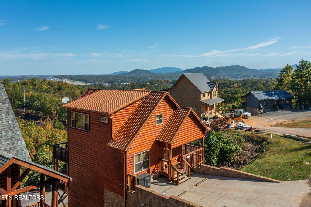 Photo of 3309 Pine Peak Way, Sevierville, TN 37862 (MLS # 1319344)