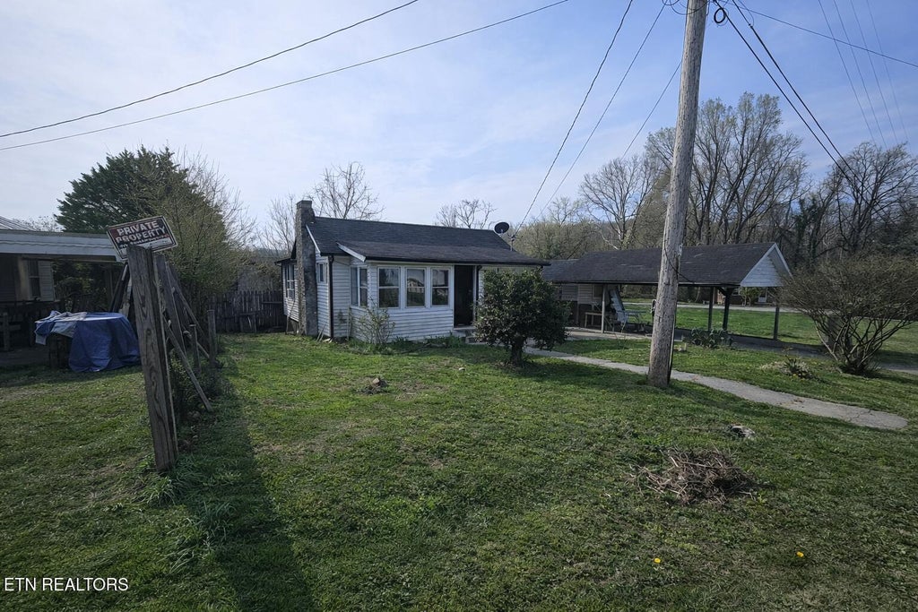Photo of 204 E Elm St, LaFollette, TN 37766 (MLS # 1334019)