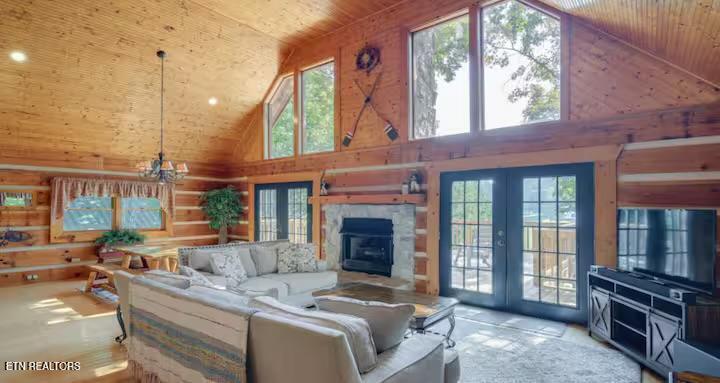 447 Lakeside Rd