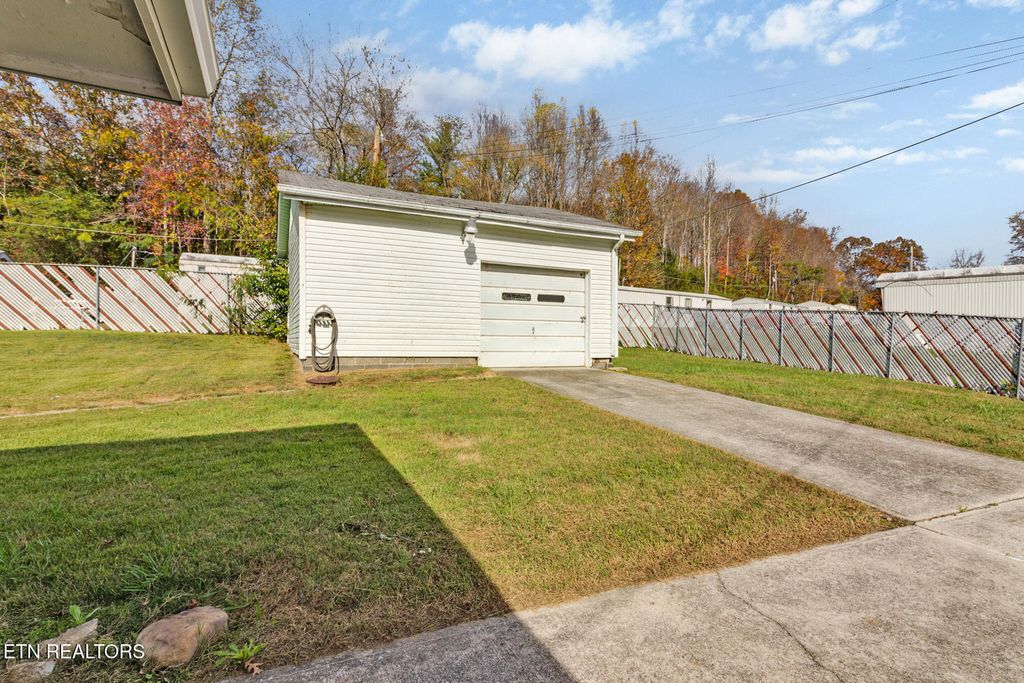 Photo of 901 Cemetery Rd, Oliver Springs, TN 37840 (MLS # 1280834)