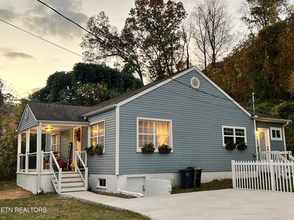 Photo of 632 W Tri-County Boulevard Blvd, Oliver Springs, TN 37840 (MLS # 1244434)