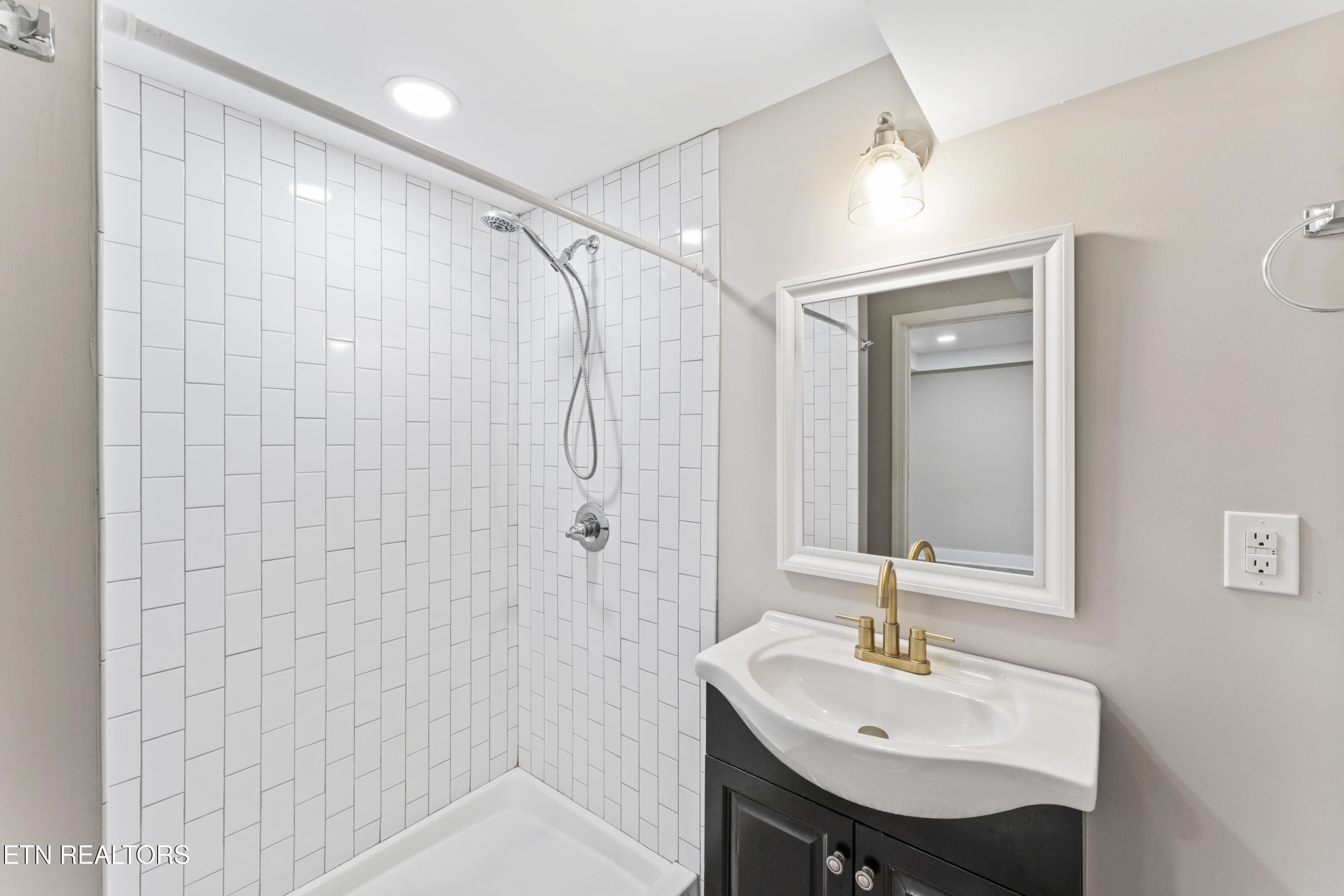 Knoxville, Tennessee 37920, United States, 9 Bedrooms Bedrooms, ,3 BathroomsBathrooms,Residential,Active,166187