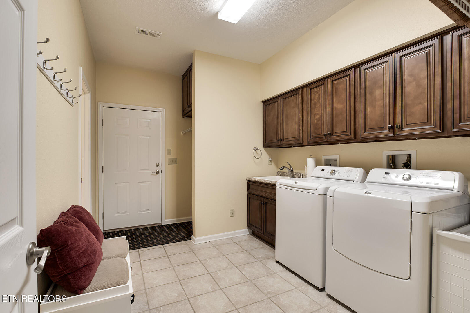 Loudon, Tennessee 37774, United States, 3 Bedrooms Bedrooms, ,3 BathroomsBathrooms,Residential,Active,84736