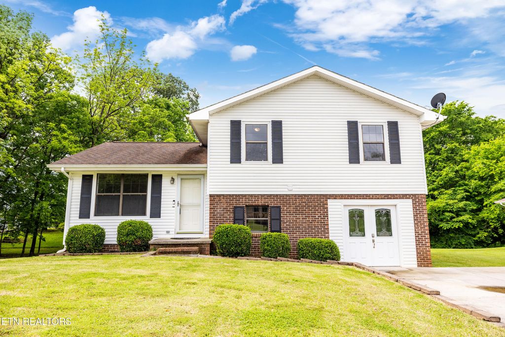 Photo of 127 Lakewood Circle, Madisonville, TN 37354 (MLS # 1301745)