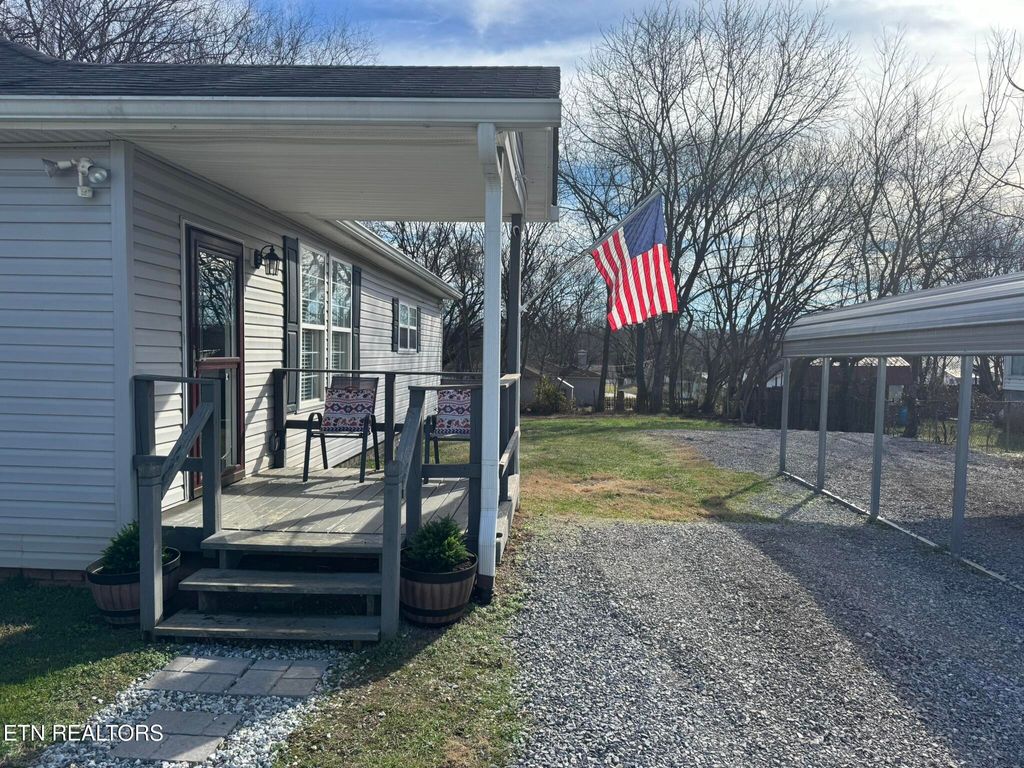 Photo of 102 Pinedale St, Maryville, TN 37801 (MLS # 1326759)