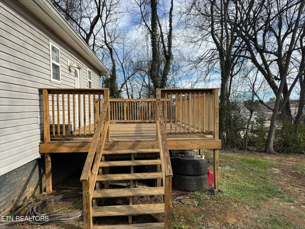 Photo of 102 Pinedale St, Maryville, TN 37801 (MLS # 1326759)