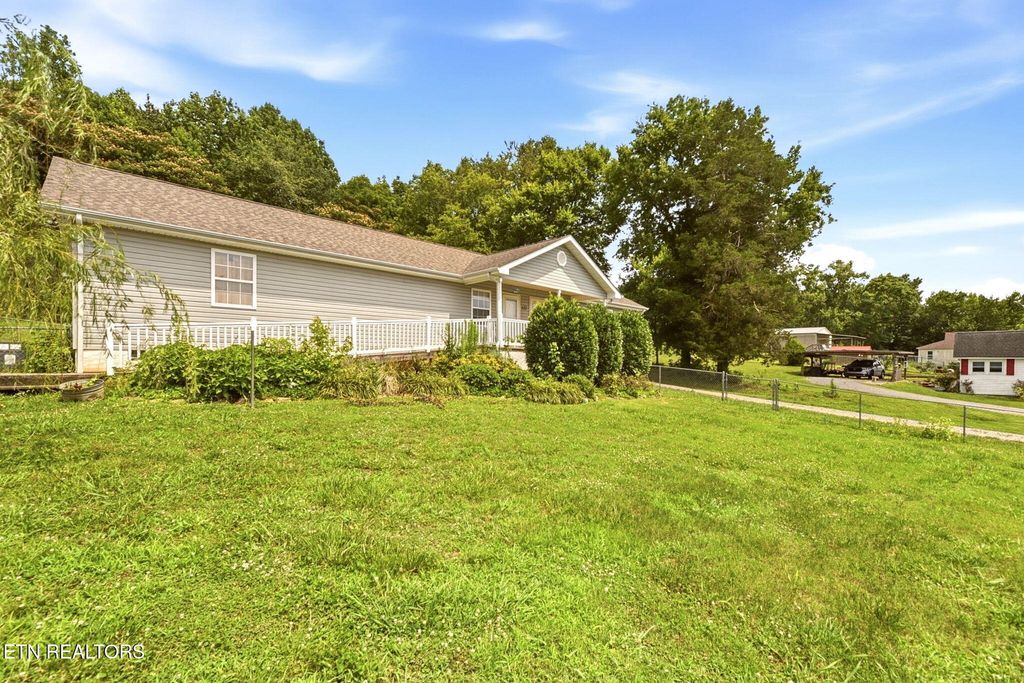 Photo of 633 Russell Ave, Harriman, TN 37748 (MLS # 1346853)